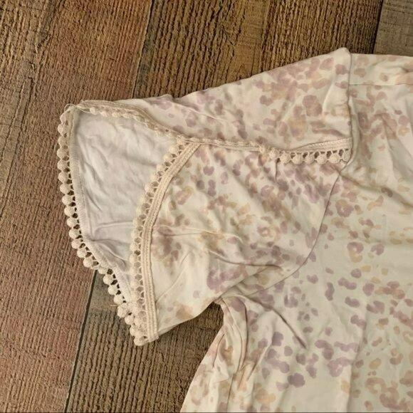 Grace and lace tulip embroidered lace sleeve tee blush pink animal print design - Picture 7 of 8